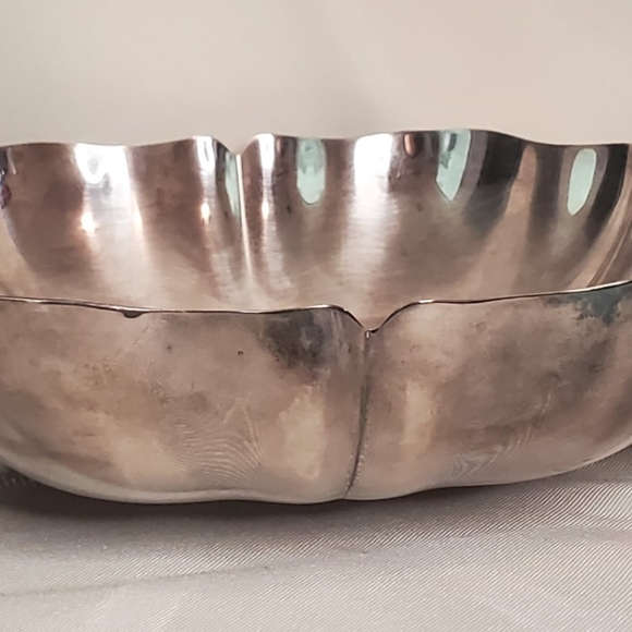 Silver-plated Chippendale Wm A Rogers footed dish 8 1/2" across 2" H - Picture 3 of 9